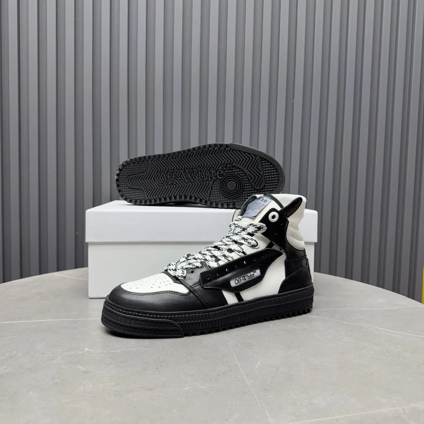 Men's shoes💰740 OFF WHITE ⚡️Couple style⚡️The latest spring style street casual shoes, released with the highest quality version on the market👊Series original mold opening, original lasting, production technology 1:1 original version➰🔜The best choice for more and more celebrities and Internet celebrities🔸In the classics Changes in the code🔸Innovate in the trend🔸Strive to break away from the shackles of bad street design🔝Although he is not the originator of fashion design, he is definitely a shining dark horse in avant-garde design🐴🆙Do not follow the trend🔅Not universal beauty🔅 Fabric💯First-layer cowhide Lining💯Imported skin-friendly and environmentally friendly polyester mesh Foot pads💯Original molded high-elastic environmentally friendly molding pads Midsole💯Made with original last-last technology Outsole💯Rubber outsole Packaging💯Official website synchronizes full set of packaging (brand wrapping paper, brand certificate, brand cloth bag) Code numbers 35-44, 45 46 Customized